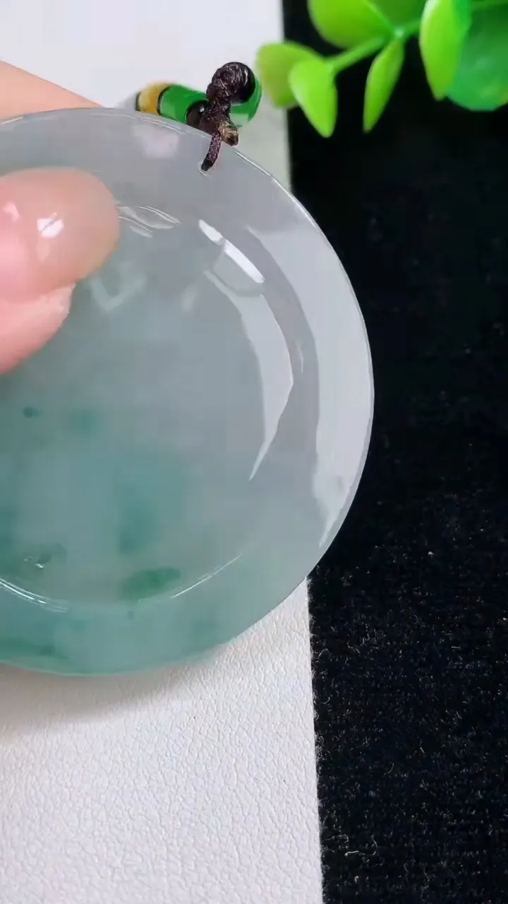 天然A货翡翠飘花山水观音菩萨吊坠，尺寸53.8-6.6，重:35.65g
8月12日