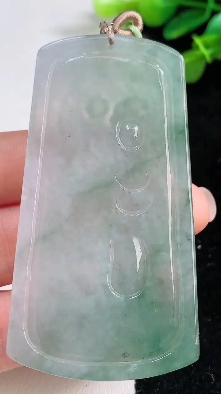 天然A货翡翠文殊菩萨吊坠，尺寸68-36.5-4.8，重量:32.30g
8月12日