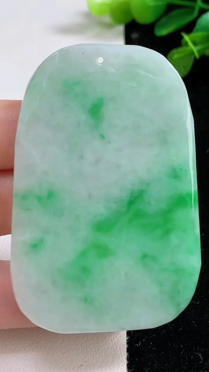 天然A货翡翠山水牌吊坠，尺寸63.4-42.7-5.6，重量:38.50g
8月12日