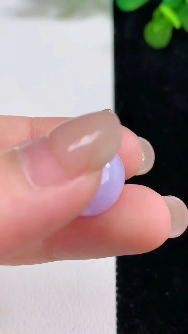 天然A货翡翠18k金紫罗兰蛋面吊坠，尺寸14.6-12.6-8，重量:2.76g
8月12日