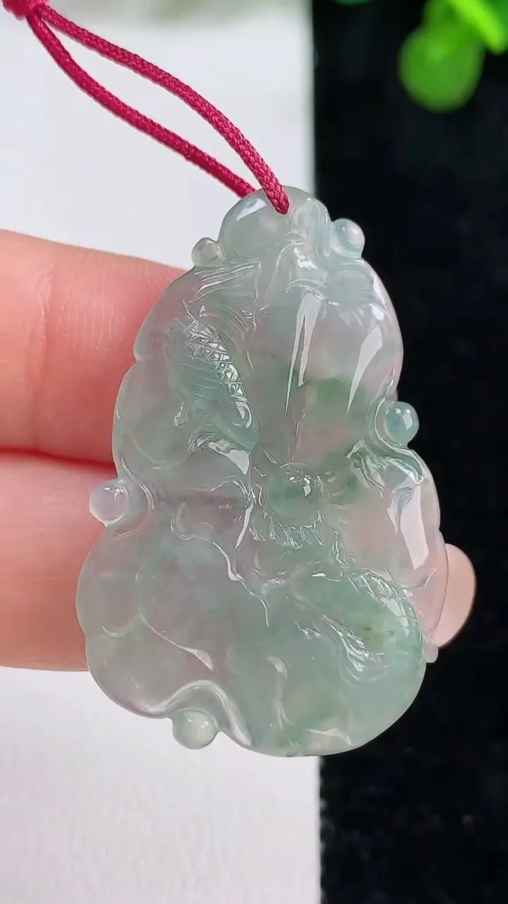 天然A货翡翠年年有余 荷叶鱼吊坠，尺寸34.6-24.5-3.6，重量:5.50g
8月12日