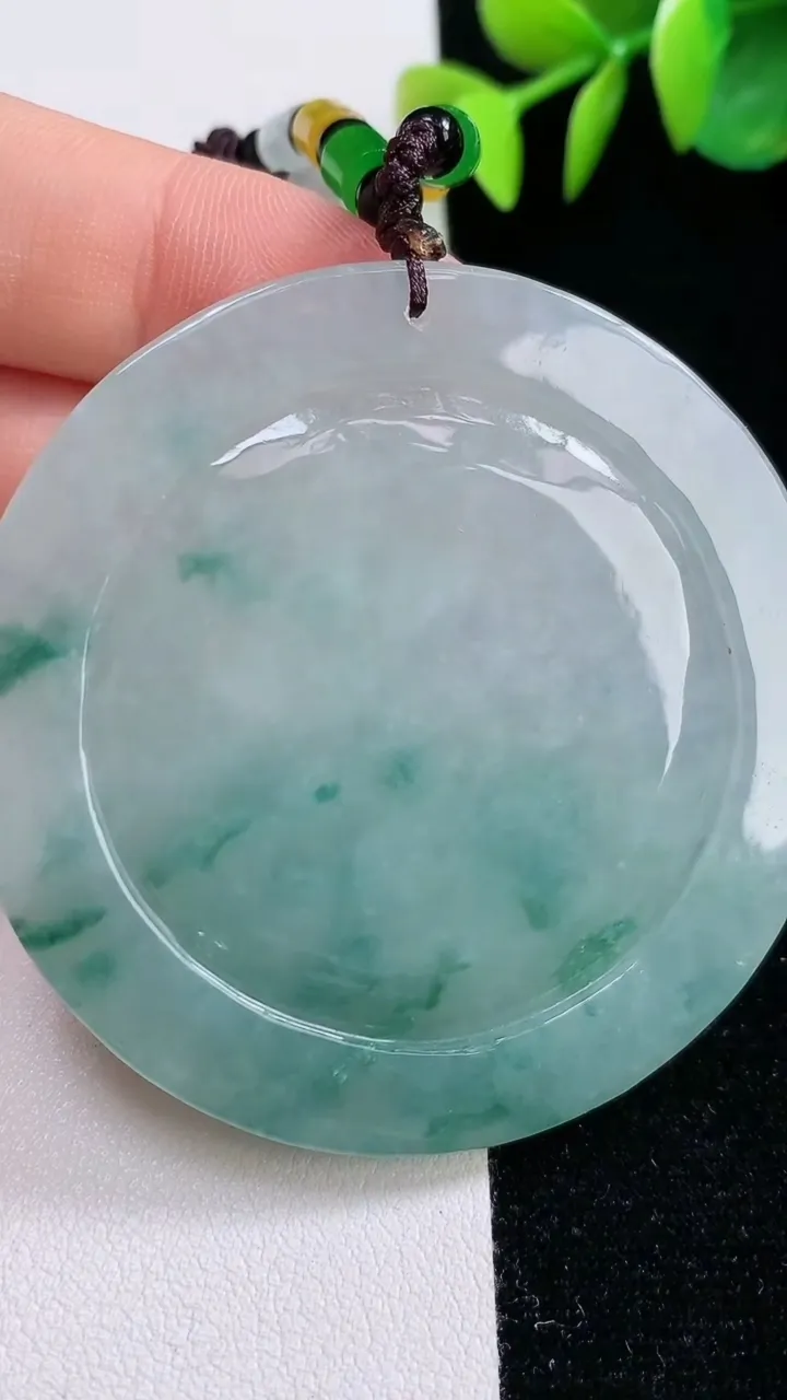 天然A货翡翠飘花山水观音菩萨吊坠，尺寸53.8-6.6，重:35.65g
8月12日