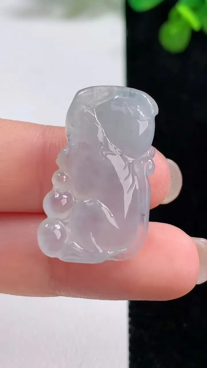 天然A货翡翠生肖猴吊坠，尺寸28-17.5-5.5，重量:5.22g
8月12日