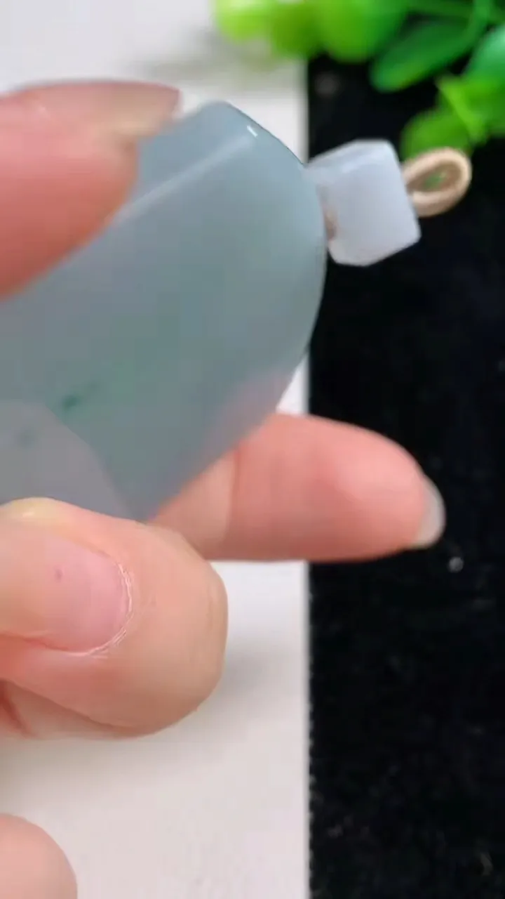 天然A货翡翠飘花无事牌吊坠，尺寸53-39.7-5.7，重量:36.05g
8月12日