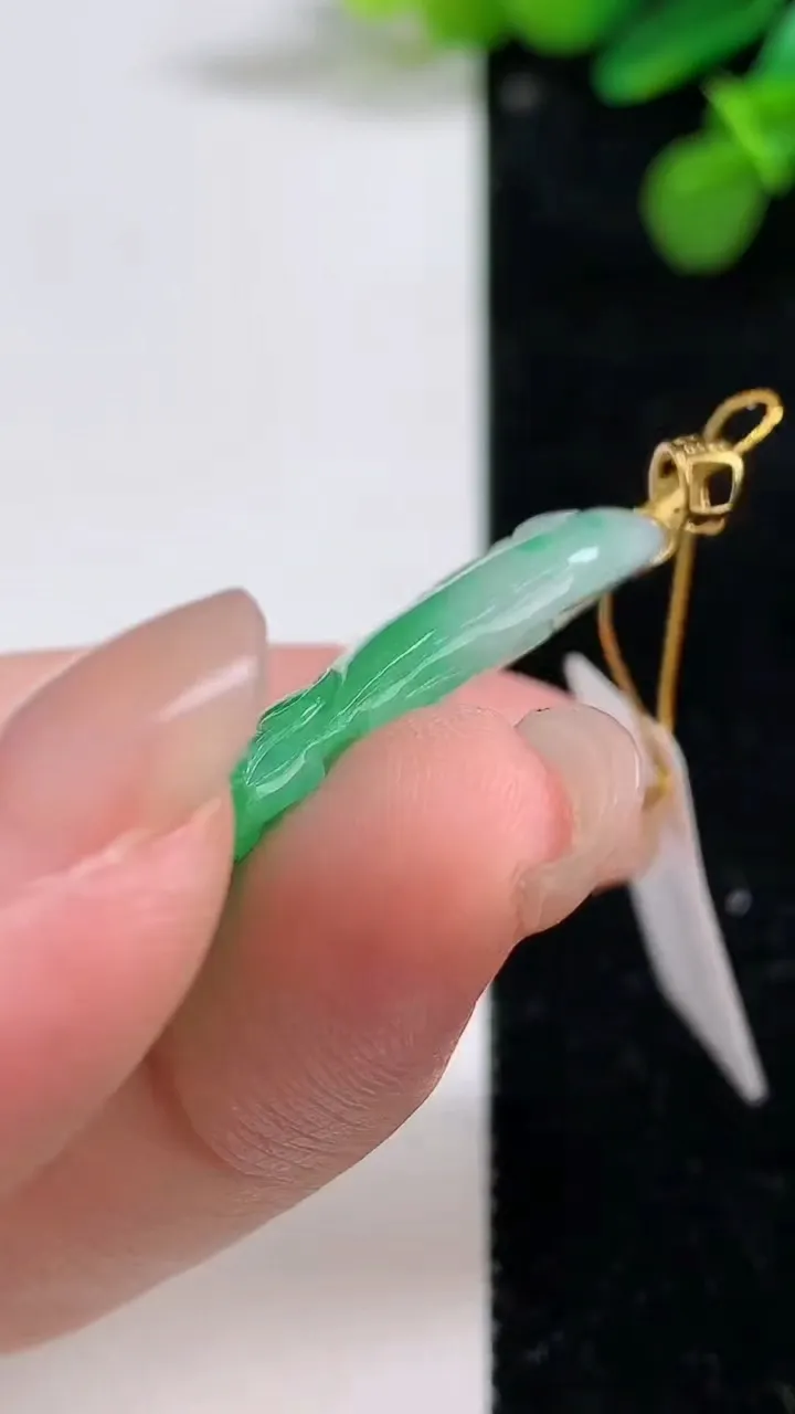 天然A货翡翠和和美美 荷花吊坠，尺寸39.5-18.8-4.4，重量:7.94g
8月12日