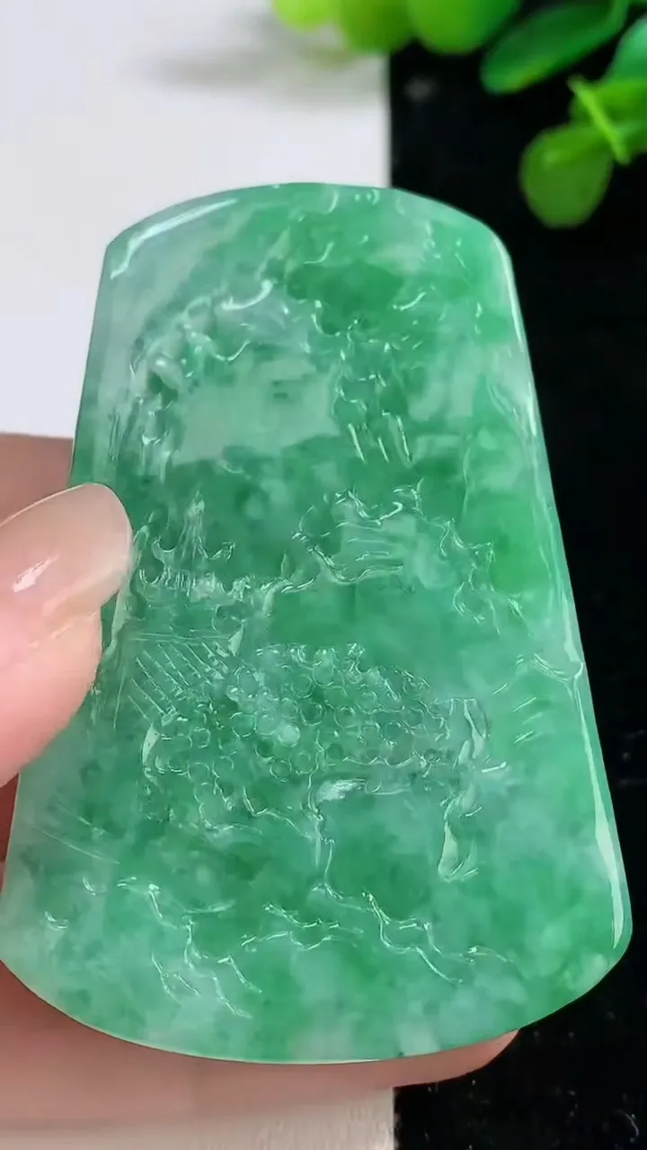 天然A货翡翠山水牌吊坠，尺寸62-38.7-10.6，重量:60.23g
8月12日