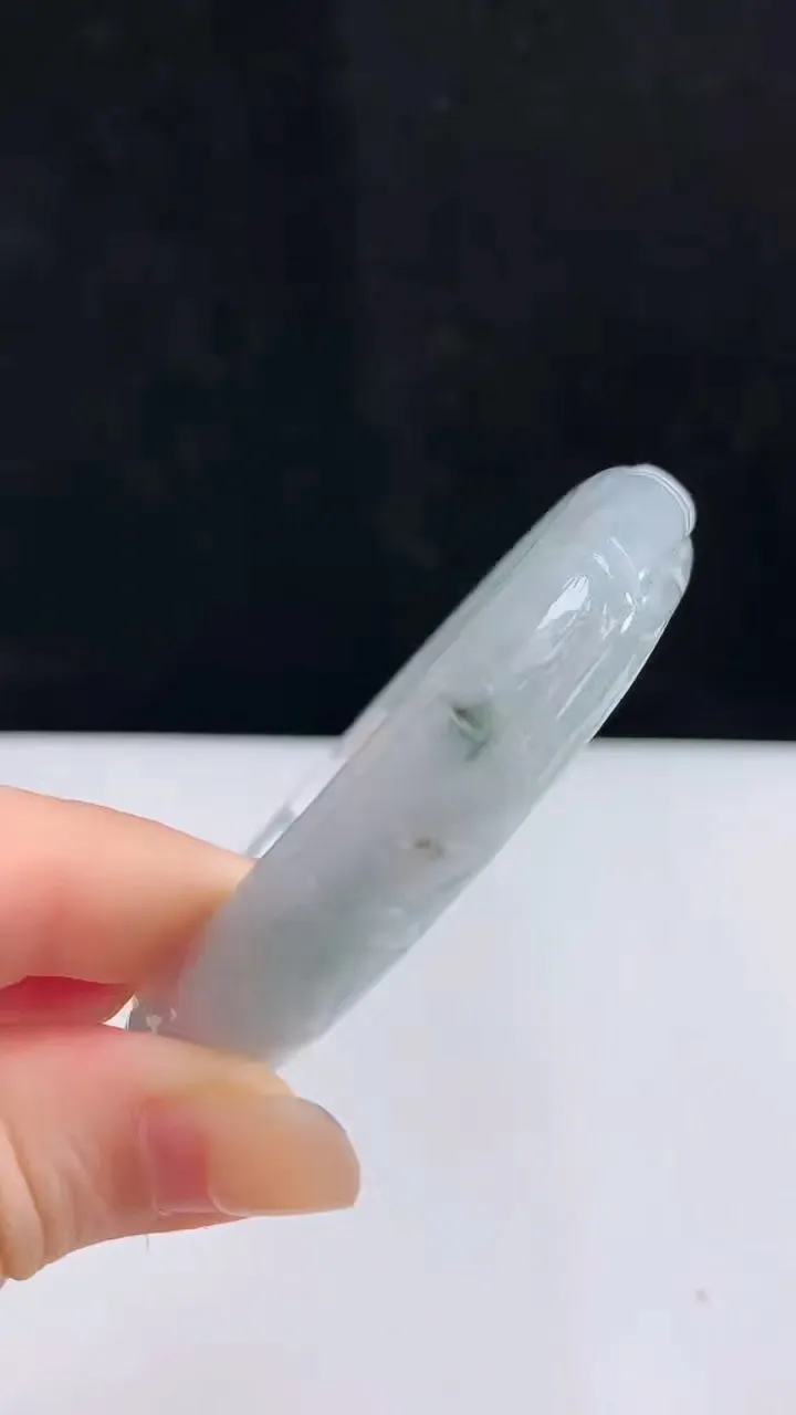 圈口57-58翡翠a货雕花宽边手镯尺寸 57.4-12.5-7.6，重量: 49.49g8月12日