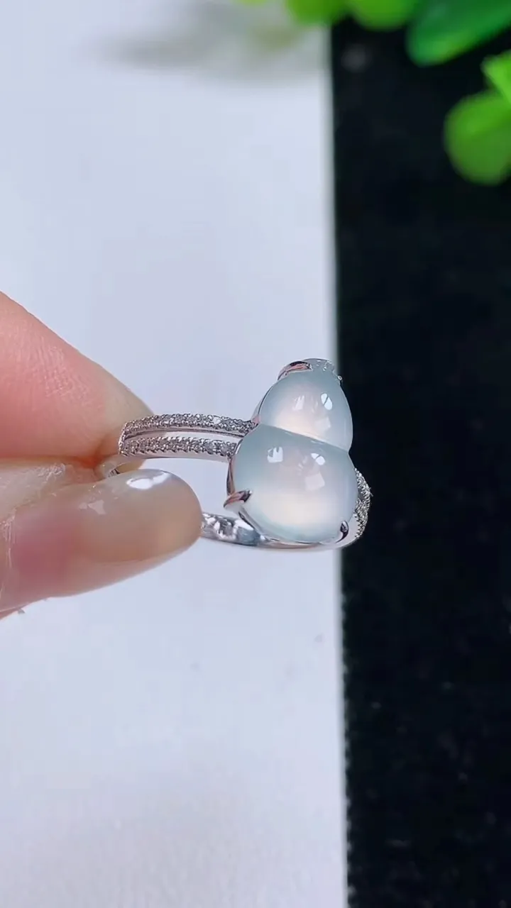 天然A货翡翠种白冰葫芦戒指，尺寸18.4-12-8.4，重量:2.67g2025年8月12日
工厂直销收藏佳品,种好水足，色泽均匀，有种有色，上手高大气！