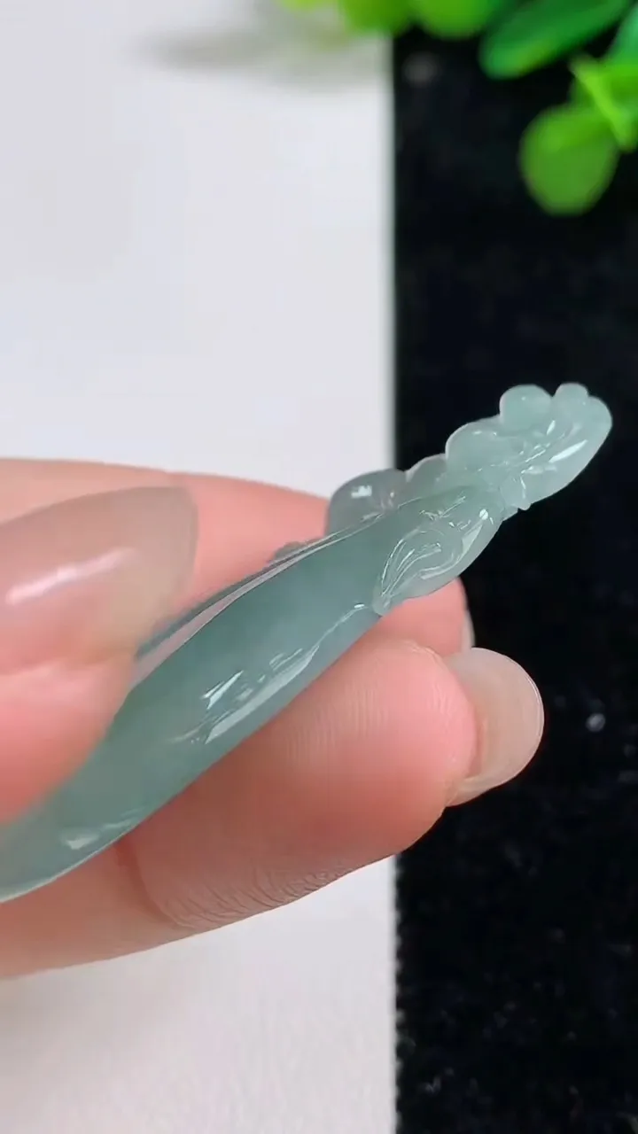 天然A货翡翠玉兰花吊坠，尺寸49.4-20-5.7，重量:9.85g
8月12日