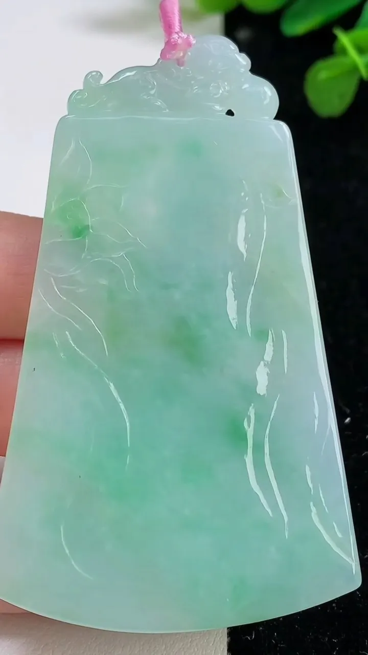 天然A货翡翠普贤菩萨吊坠，尺寸71.5-41.7-5，重量:32.68g
8月12日