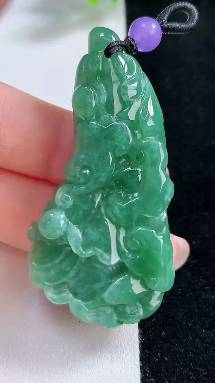 天然A货翡翠白菜吊坠，尺寸55.5-28.5-10.8，重:24.56g
8月12日