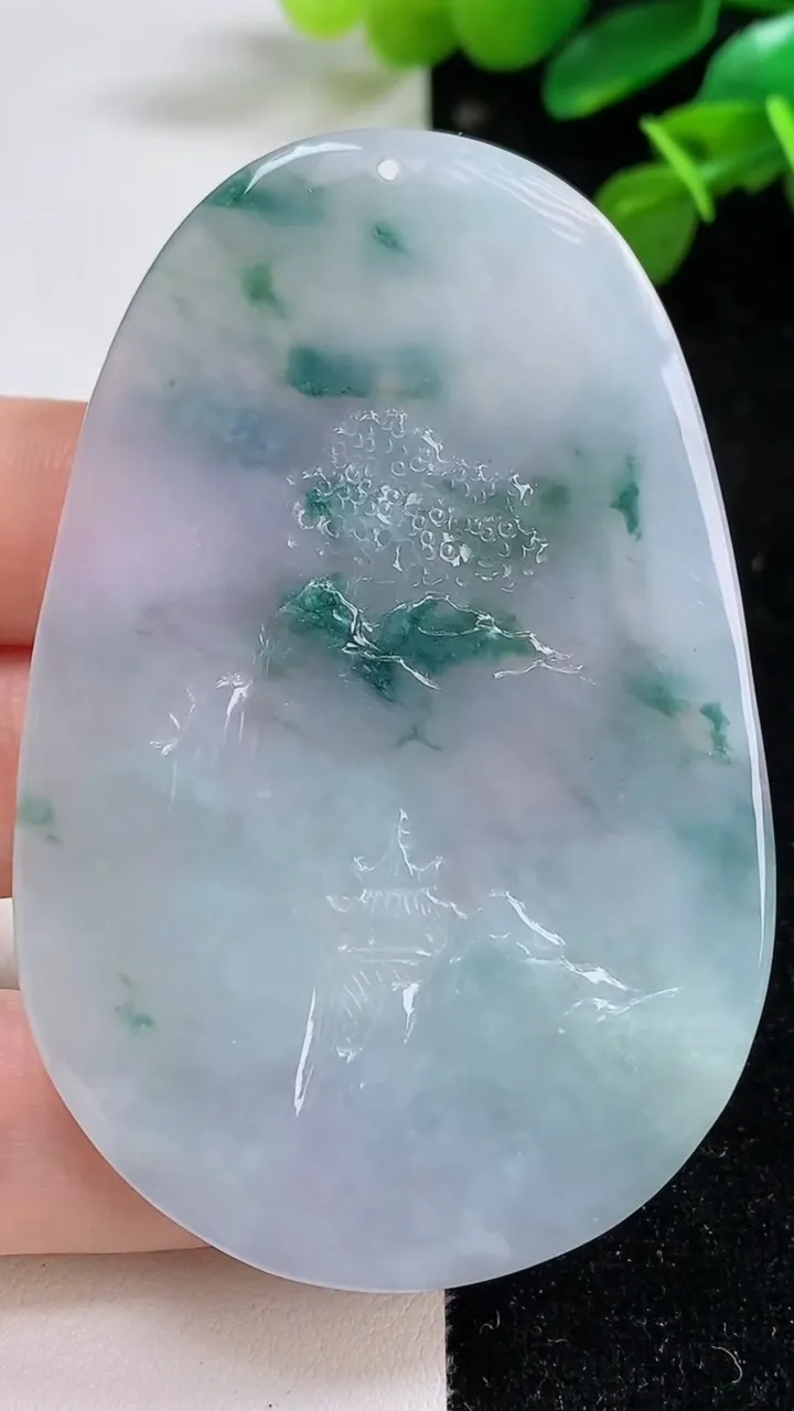 天然A货翡翠牌吊坠，尺寸68.8-46-5.3，重量:37.56g
8月12日