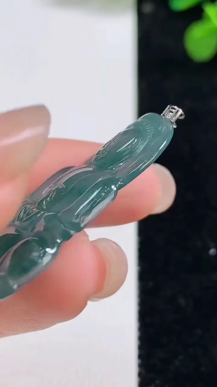 天然A货翡翠18k金蓝水观音菩萨吊坠，尺寸37.8-22.7-3.4，重量:5.35g
8月12日