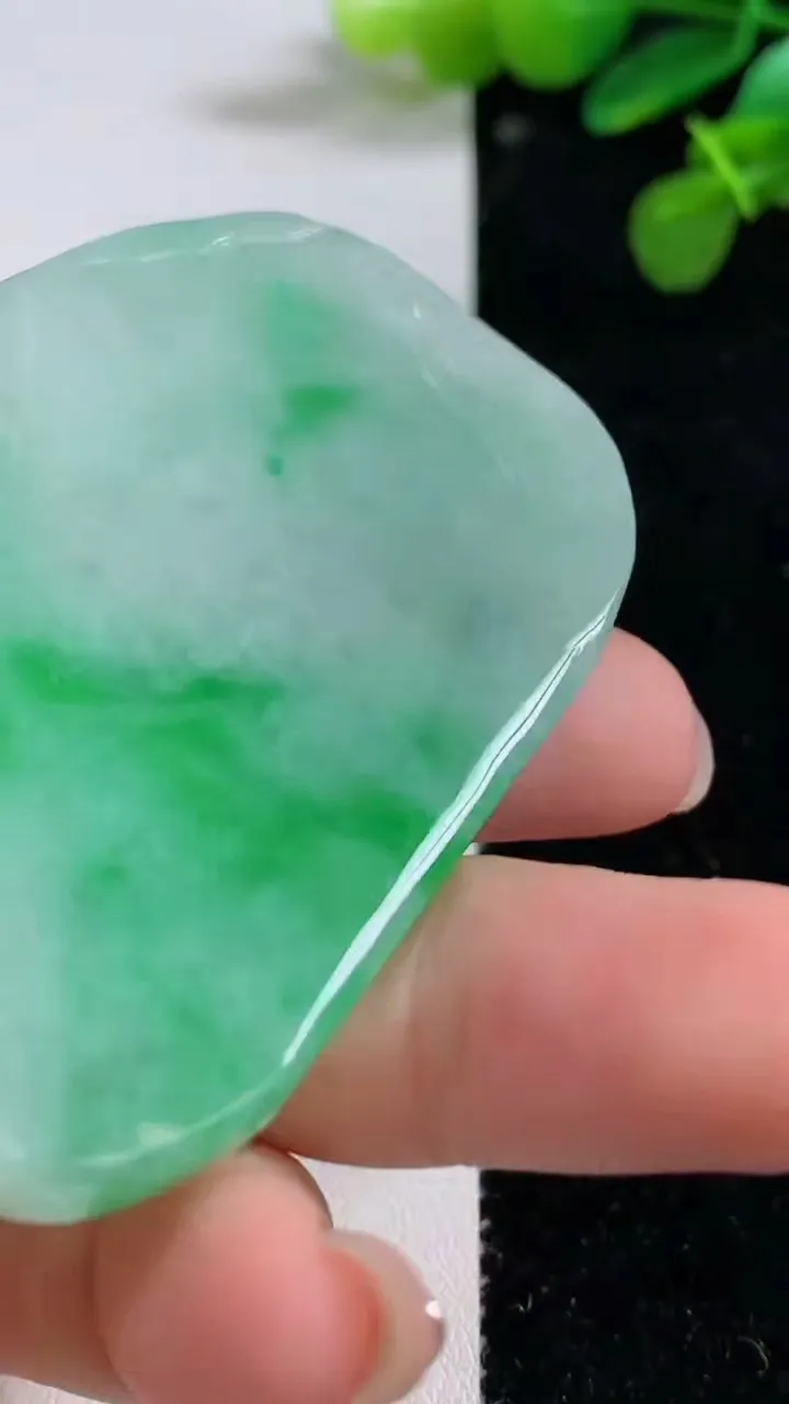 天然A货翡翠山水牌吊坠，尺寸63.4-42.7-5.6，重量:38.50g
8月12日