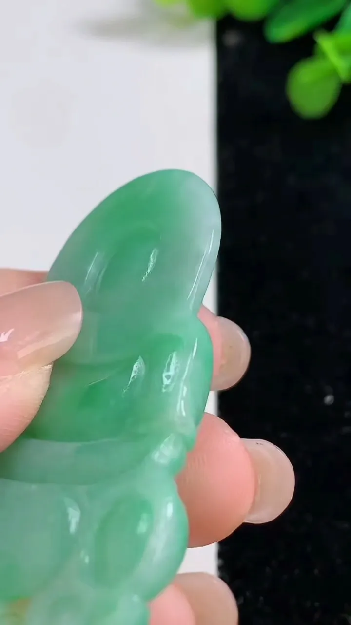 天然A货翡翠观音菩萨吊坠，尺寸53.6-34.4-6，重量:20.30g
8月12日