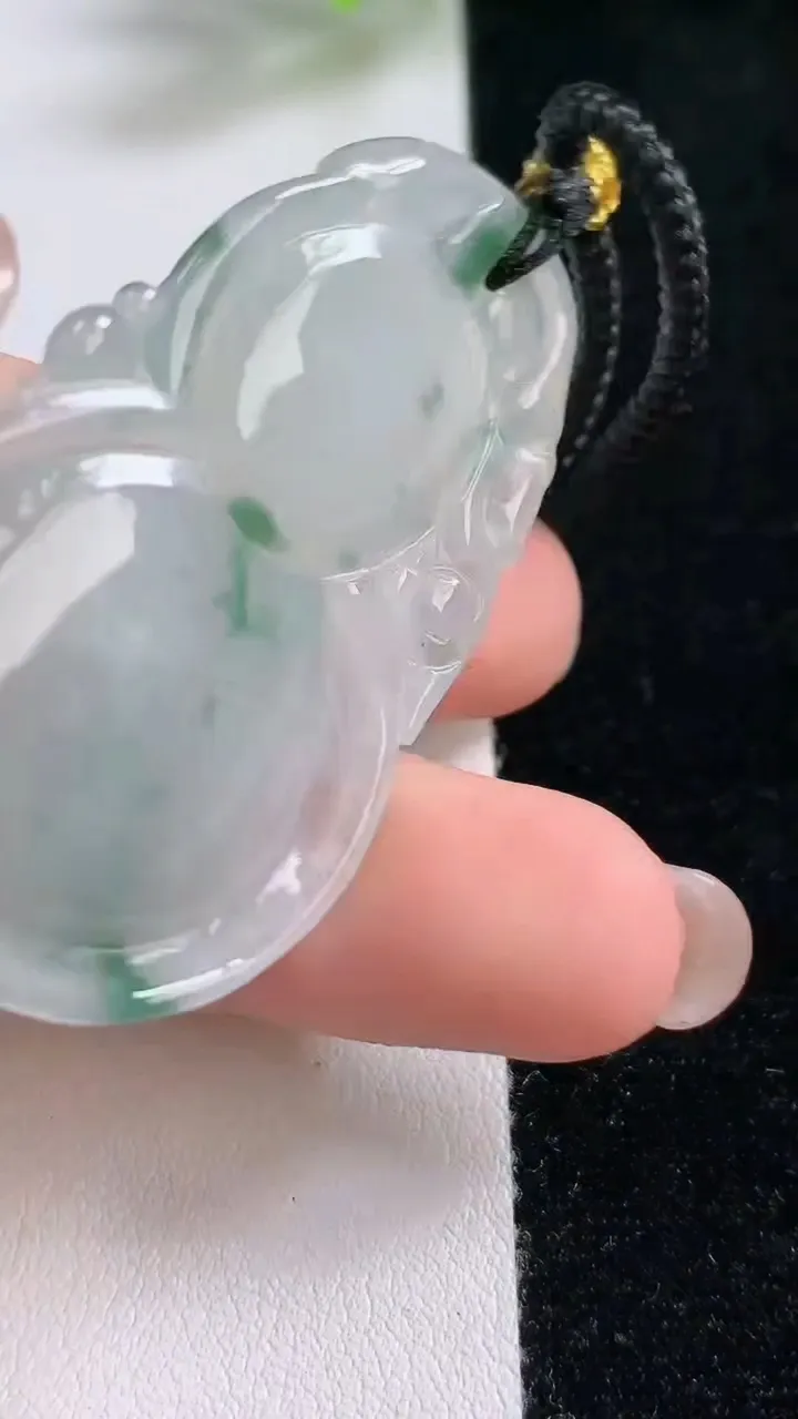 天然A货翡翠飘花葫芦吊坠，尺寸48.5-30-5.4，重:13.44g
8月12日