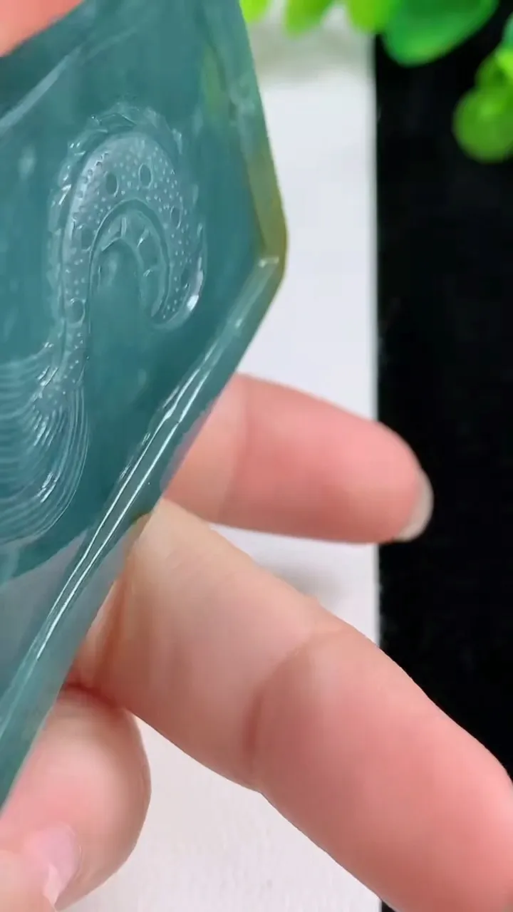 天然A货翡翠蓝水双彩龙牌吊坠，尺寸66.7-44.6-21.4，重:108.15g
8月12日