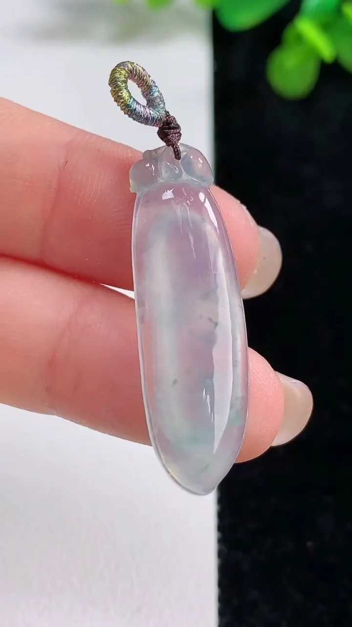 天然A货翡翠冰种飘花福瓜吊坠，尺寸32.5-10.8-4.3，重量:3.57g
8月12日