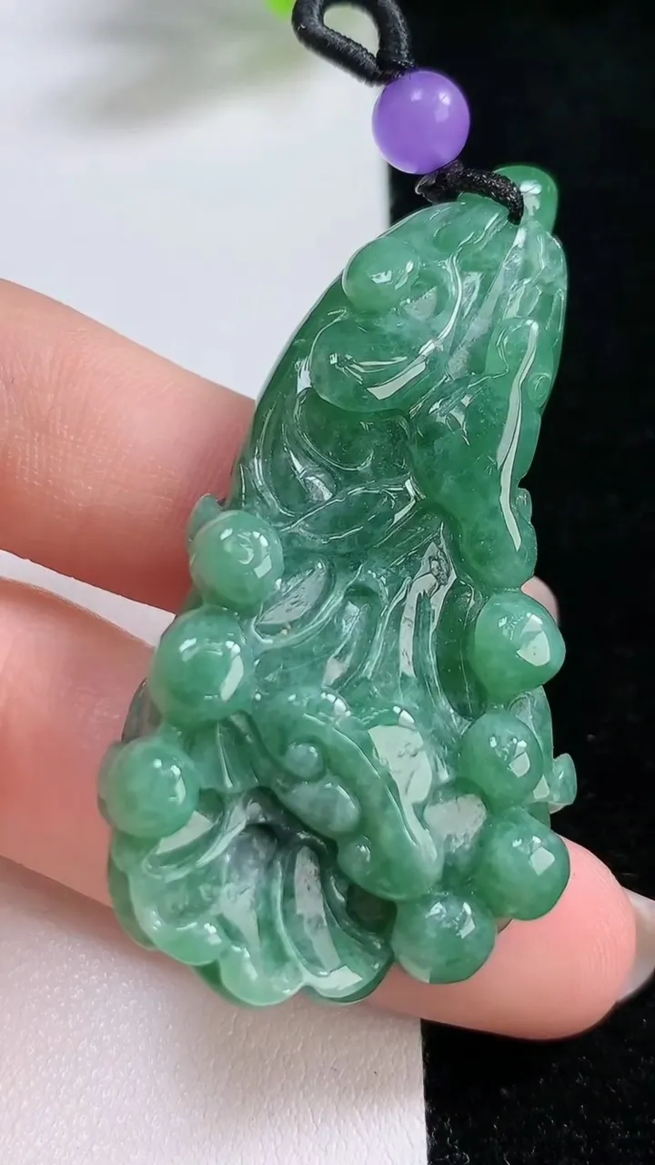 天然A货翡翠白菜吊坠，尺寸55.5-28.5-10.8，重:24.56g
8月12日