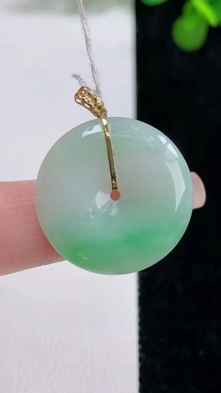 天然A货翡翠平安扣吊坠，尺寸23-3.4，重量:4.76g
8月12日