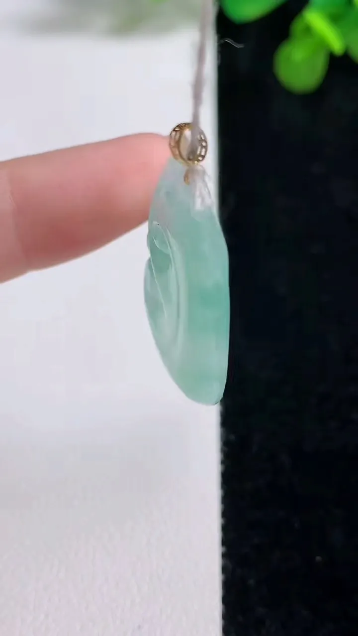 天然A货翡翠如意吊坠，尺寸30.4-19.2-3.3，重量:4.30g
8月13日