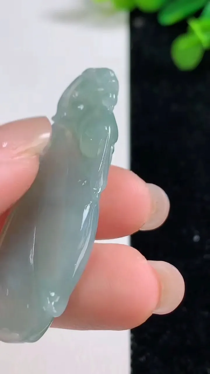 天然A货翡翠玉兰花吊坠，尺寸49.4-20-5.7，重量:9.85g
8月12日