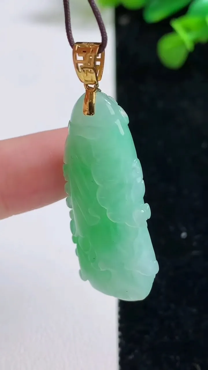 天然A货翡翠白菜吊坠，尺寸37-17.3-10.4，重量:9.85g
8月12日