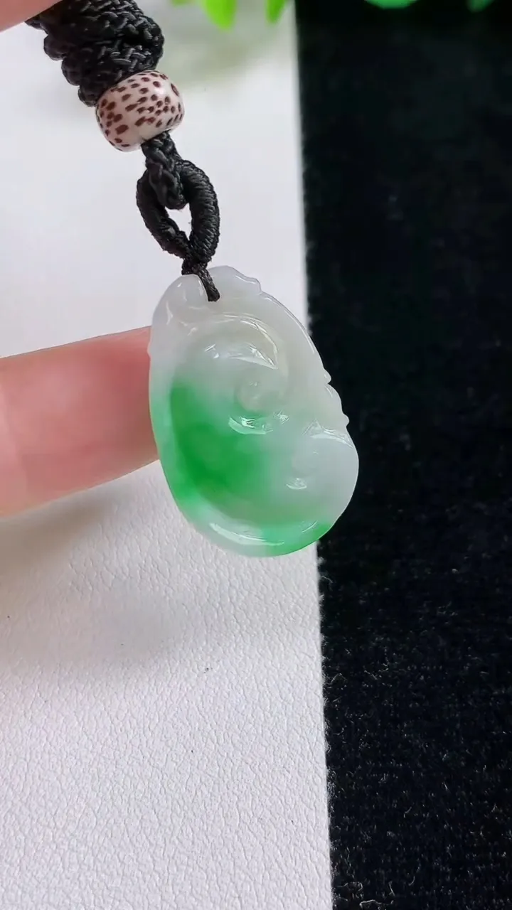 天然A货翡翠如意吊坠，尺寸26-16-6，重:3.80g
8月12日