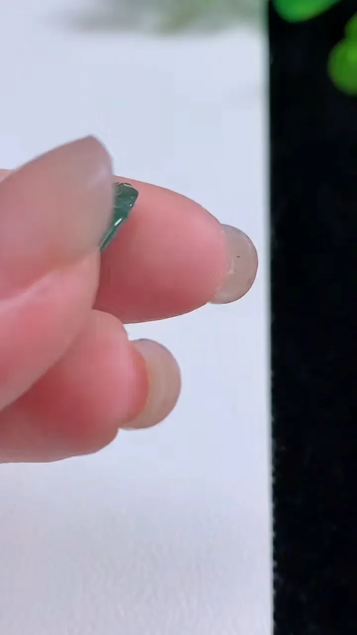 天然A货翡翠福瓜吊坠，尺寸27.3-13.7-5，重:3.03g
8月12日