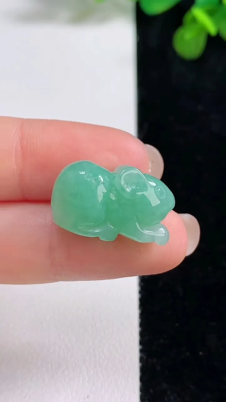 天然A货翡翠生肖鼠吊坠，尺寸18.6-9.2-12.3，重量:4.64g
8月12日