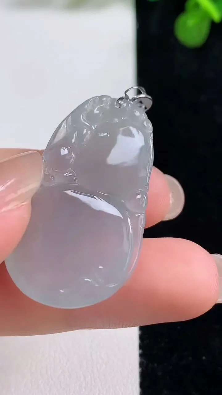 天然A货翡翠种白冰葫芦吊坠，尺寸34.8-21.4-5，重量:7.14g
8月12日