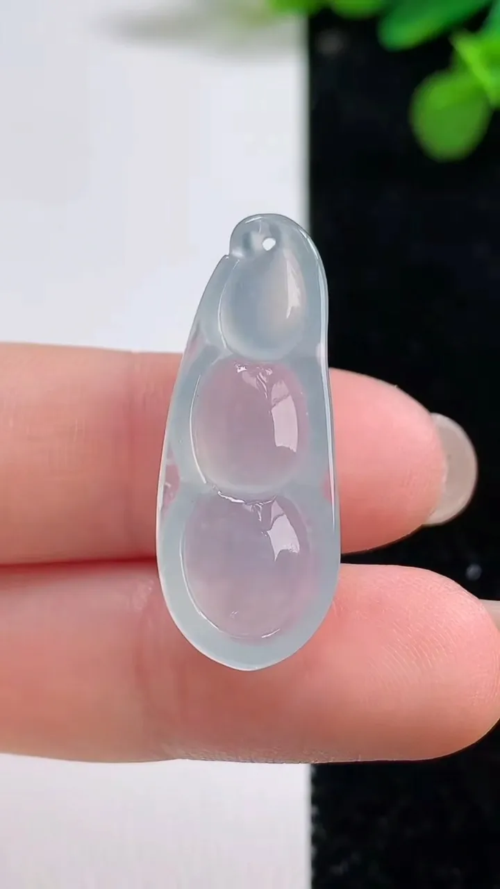 天然A货翡翠福豆吊坠，尺寸30.6-12-10，重量:3.40g
8月12日