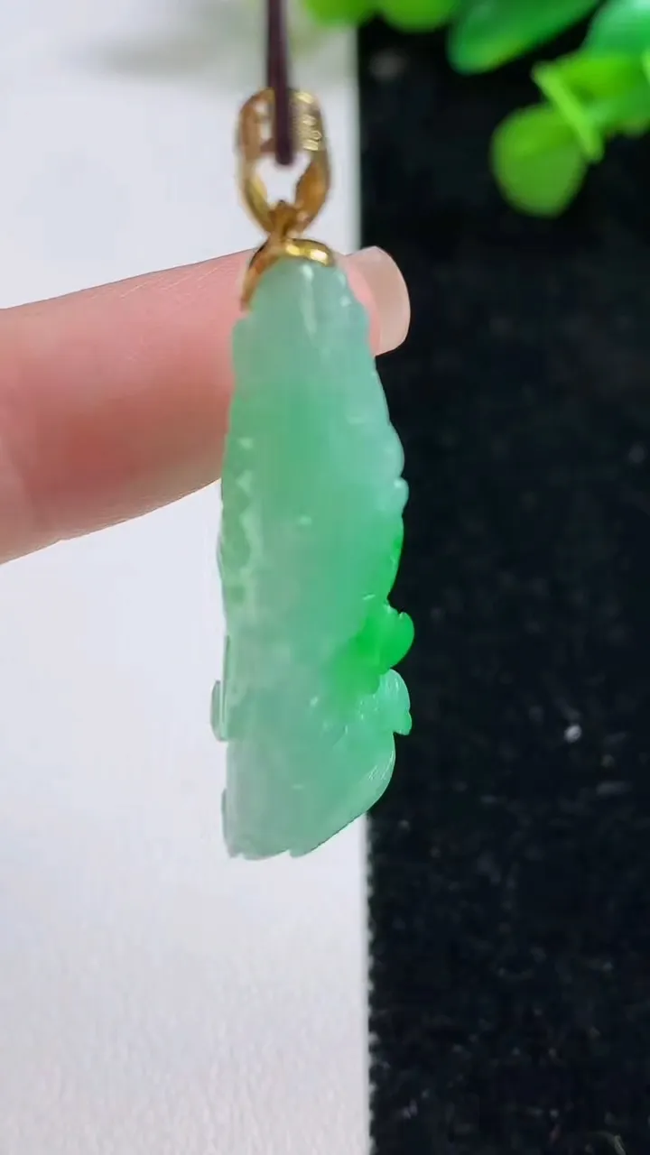 天然A货翡翠白菜吊坠，尺寸37-17.3-10.4，重量:9.85g
8月12日