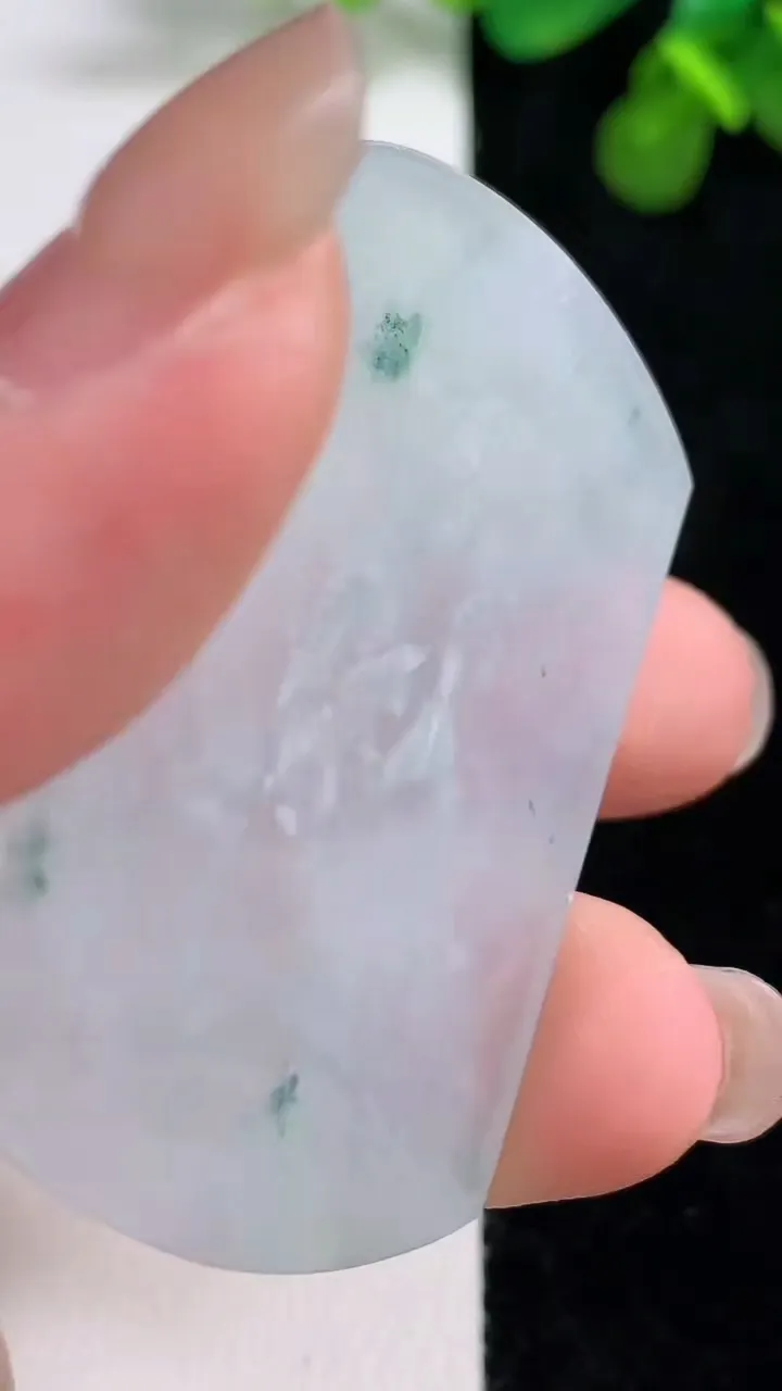 天然A货翡翠冰种飘花无事牌镶嵌件，尺寸48.3-35.4-2.6，重量:13.54g
8月12日
