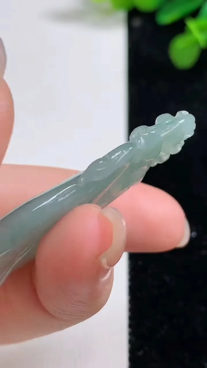 天然A货翡翠玉兰花吊坠，尺寸49.4-20-5.7，重量:9.85g
8月12日