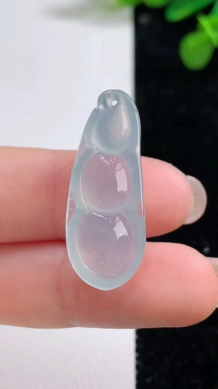 天然A货翡翠福豆吊坠，尺寸30.6-12-10，重量:3.40g
8月12日
