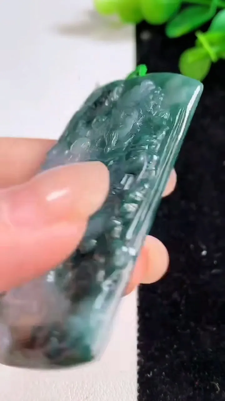 天然A货翡翠飘花祥龙财神爷吊坠，尺寸61.4-40.7-4.7，重量:25.88g
8月12日