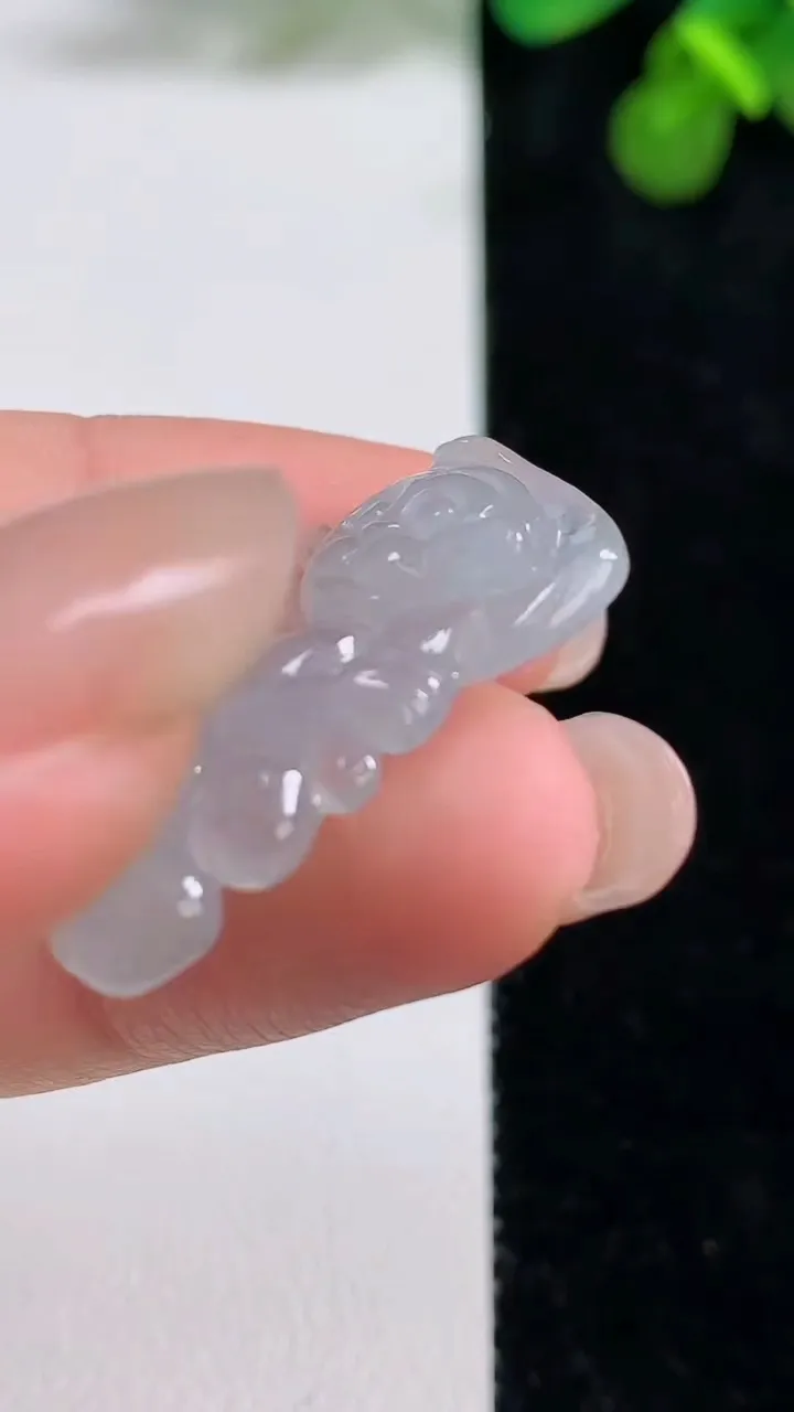 天然A货翡翠生肖猴吊坠，尺寸28-17.5-5.5，重量:5.22g
8月12日