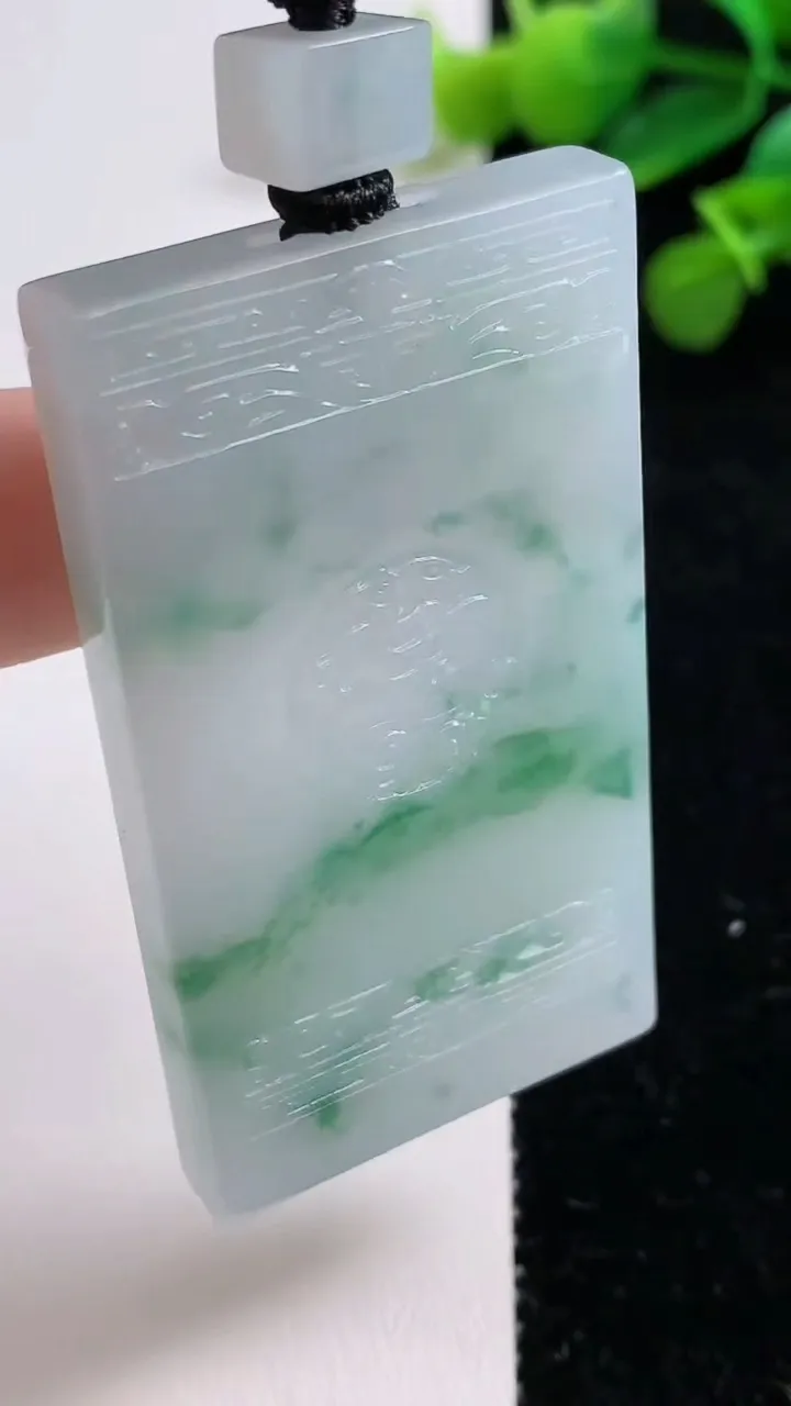 天然A货翡翠仿古无事牌吊坠，尺寸56.2-31.6-6，重量:39.29g
8月12日