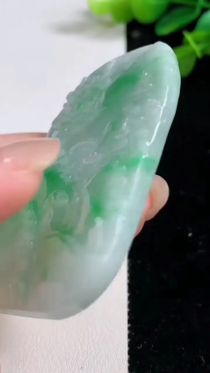天然A货翡翠山水牌吊坠，尺寸63.4-42.7-5.6，重量:38.50g
8月12日
