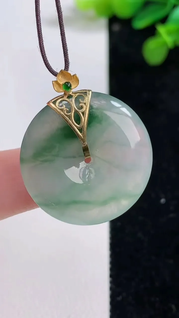 天然A货翡翠种飘花平安扣吊坠，尺寸26.2-5，重量:8.00g
8月12日