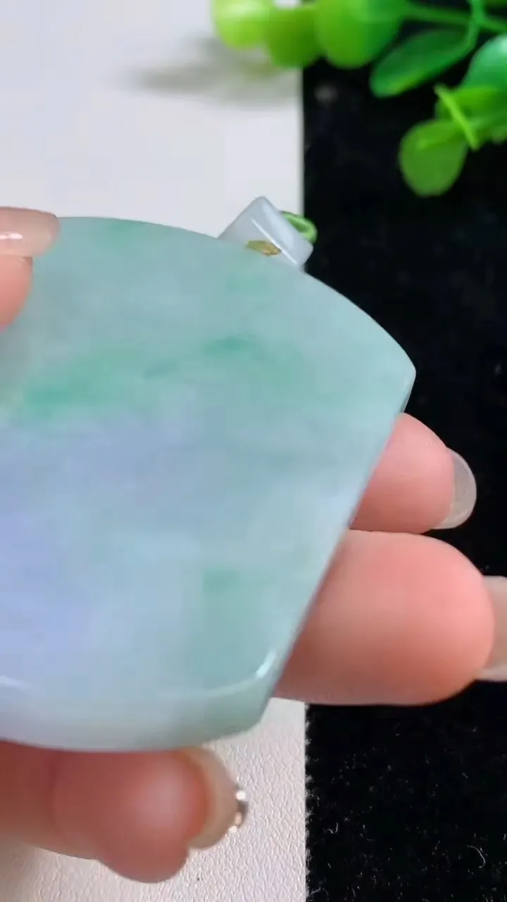 天然A货翡翠春带彩紫罗兰无事牌吊坠，尺寸60-45.4-5.6，重量:46.81g
8月12日