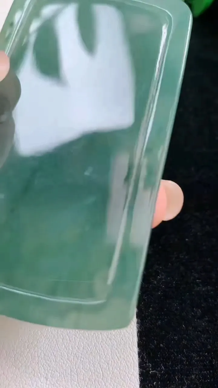 天然A货翡翠蓝水御龙千手观音吊坠，尺寸69.5-40-5.5，重:33.69g
8月12日