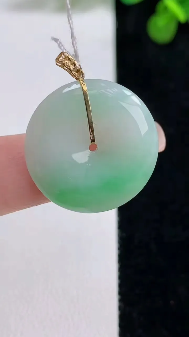 天然A货翡翠平安扣吊坠，尺寸23-3.4，重量:4.76g
8月12日