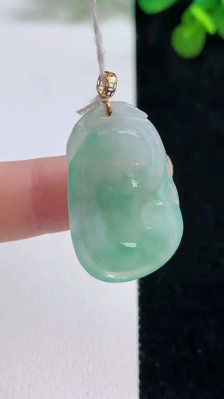 天然A货翡翠如意吊坠，尺寸30.4-19.2-3.3，重量:4.30g
8月13日