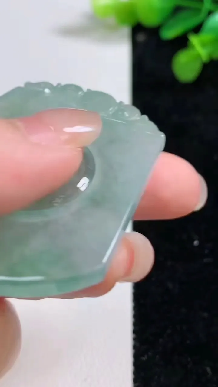 天然A货翡翠仿古无事牌吊坠，尺寸49.3-41.8-4，重量:20.36g
8月12日