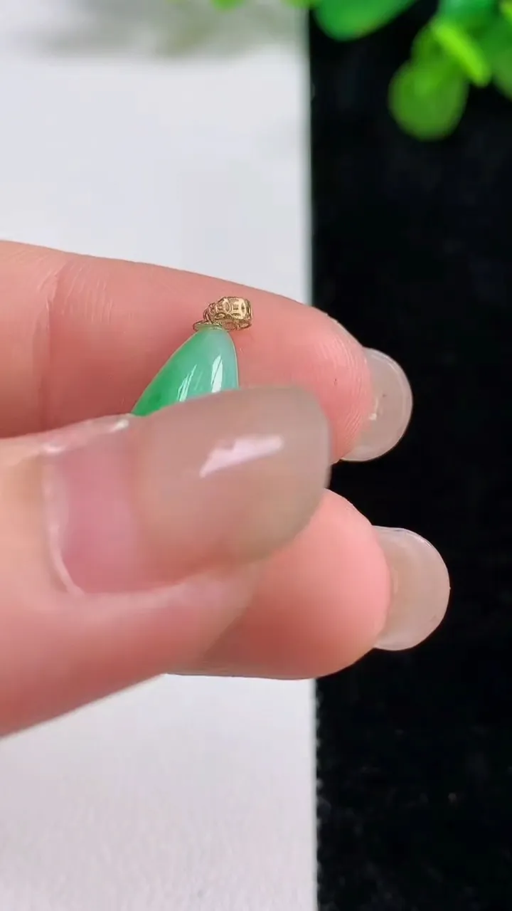 天然A货翡翠水滴吊坠，尺寸21.2-9.3-5.7，重量:1.86g
8月12日