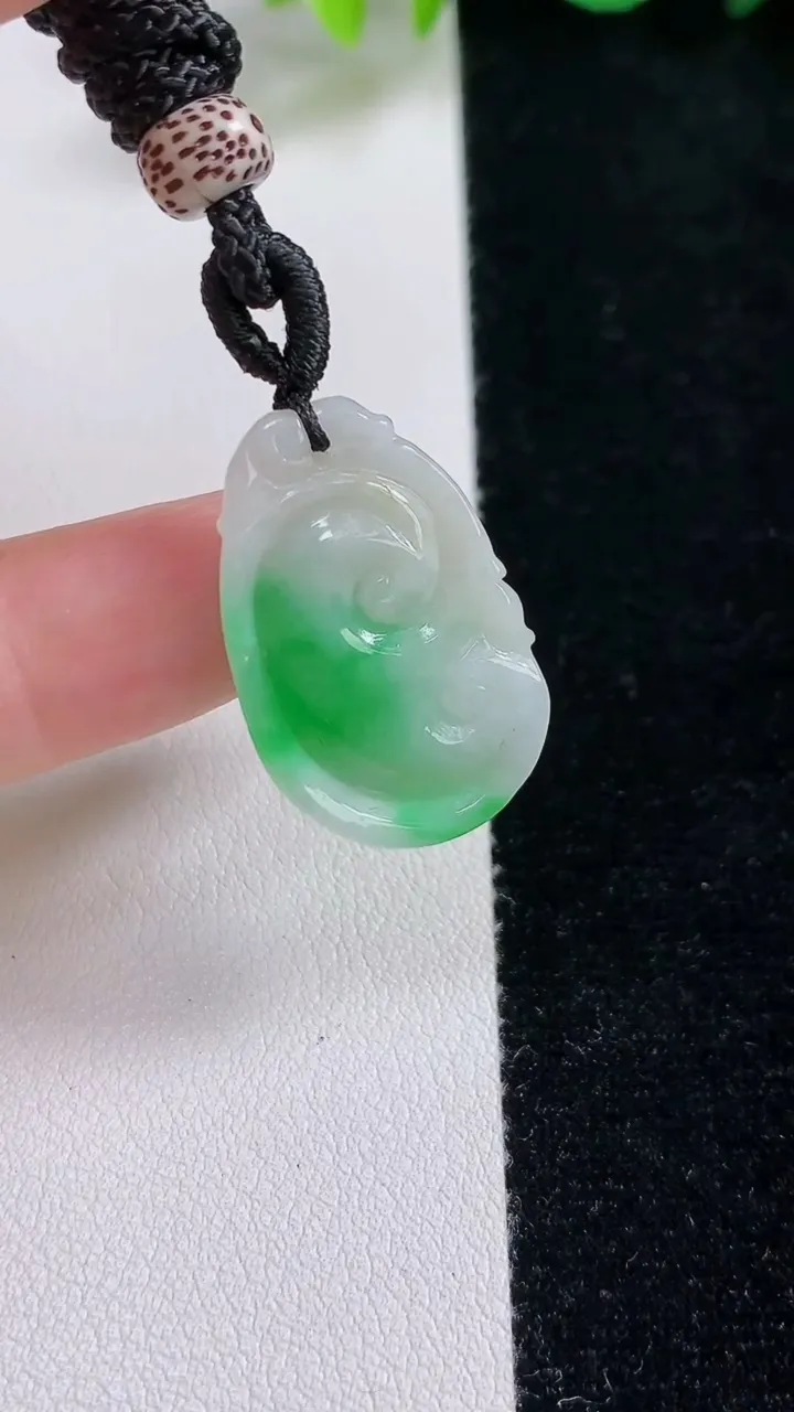 天然A货翡翠如意吊坠，尺寸26-16-6，重:3.80g
8月12日