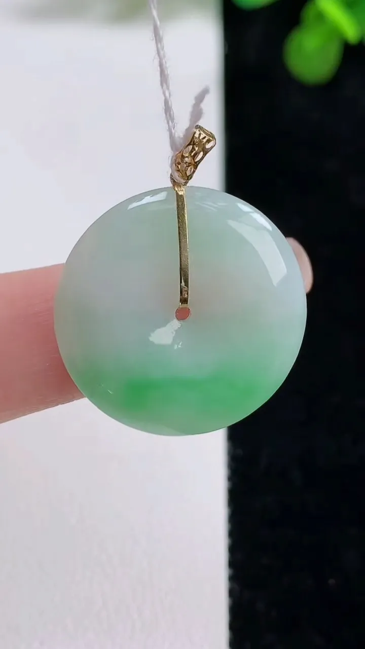 天然A货翡翠平安扣吊坠，尺寸23-3.4，重量:4.76g
8月12日