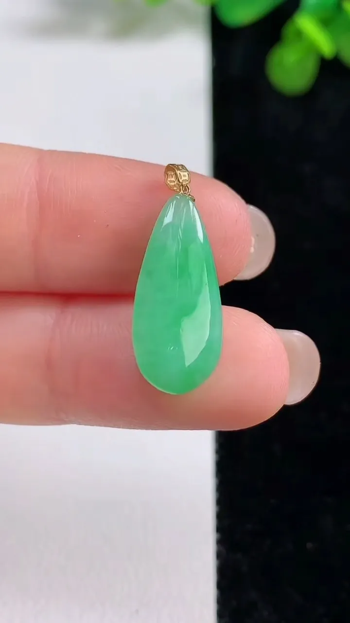 天然A货翡翠水滴吊坠，尺寸21.2-9.3-5.7，重量:1.86g
8月12日